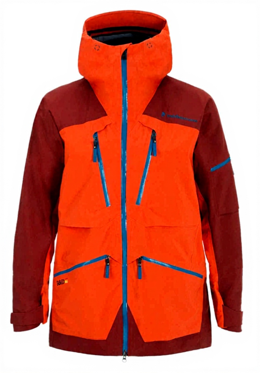 Uomo che indossa la giacca da neve Peak Performance Verticale Poseidon Blu su una pista da sci