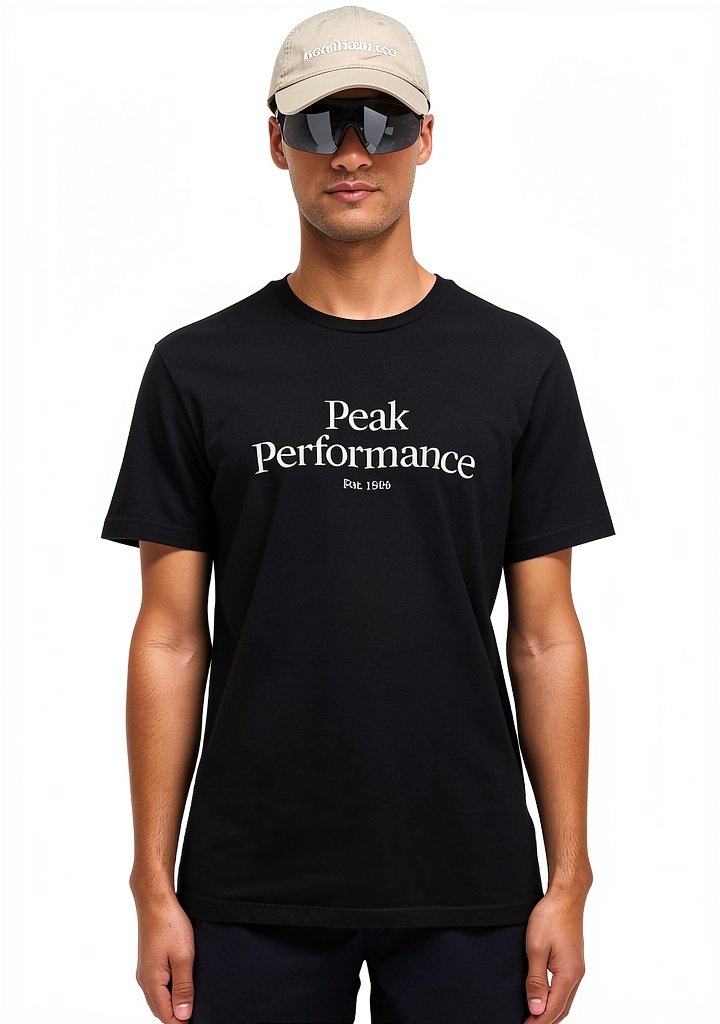 T-shirt Peak Performance nera su sfondo neutro che mostra il design classico