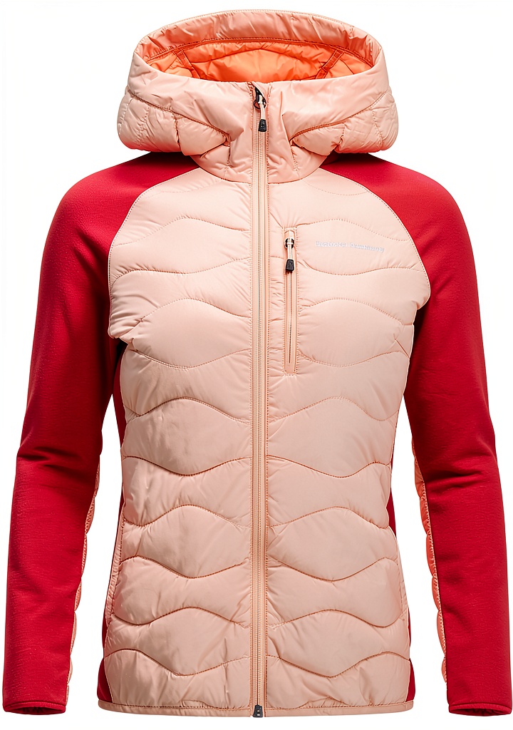 'Donna che indossa la giacca Peak Performance Helium Down Hybrid Hoodie in montagna'