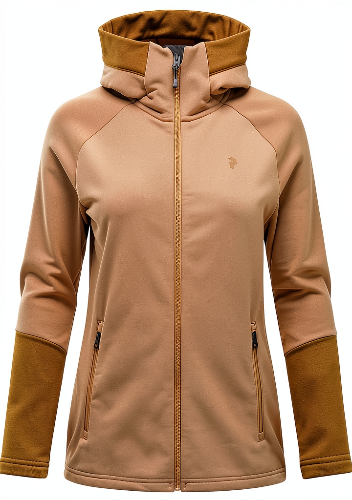 'Donna che indossa la felpa Peak Performance durante un'escursione in montagna'